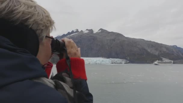 Ανώτερος τουρίστας κοιτάζοντας Αλάσκα Glacier Bay χρησιμοποιώντας κιάλια σε κρουαζιερόπλοιο — Αρχείο Βίντεο