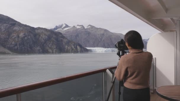 Пассажир круизного лайнера фотографирует ледник в путешествии по Ледниковому заливу Аляски — стоковое видео