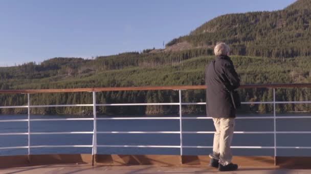 Starszy turysta na statku wycieczkowym na Alasce cieszący się widokiem na wewnętrzną naturę przejścia — Wideo stockowe