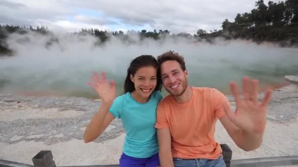 Nowa Zelandia podróże - turyści zwiedzanie basenów Waiotapu machając cześć do kamery — Wideo stockowe