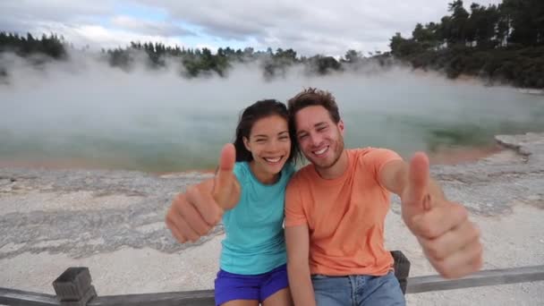 Nova Zelândia feliz casal de turistas fazendo polegares em Waiotapu em Taupo, Rotorua, — Vídeo de Stock