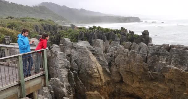 ニュージーランドパンケーキロック観光客がパパロア国立公園を旅行 — ストック動画