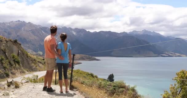 Nuova Zelanda viaggio avventura coppia sosta al punto di vista guardando le montagne — Video Stock