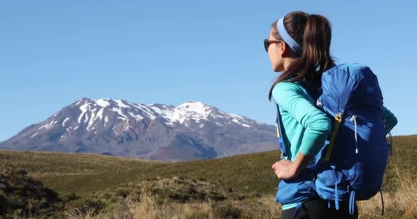 Lebensstil auf Reisen - aktive Wanderin im Rucksack auf Bergtour — Stockvideo