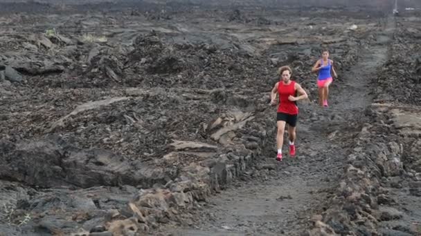 Sport Fitness Runner mężczyzna i kobieta biegną szlakiem w dramatycznej przyrodzie — Wideo stockowe