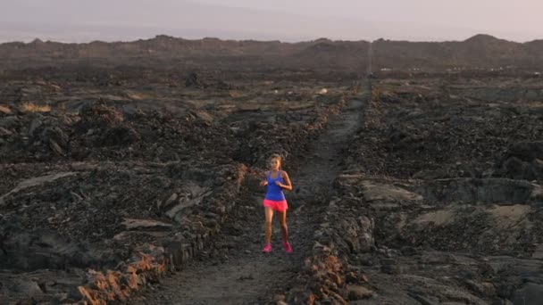 Esporte e fitness runner mulher correndo cross-country trilha executar treinamento fora — Vídeo de Stock