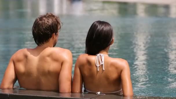 Пара в бассейне расслабляющий отдых в отеле курорта путешествия — стоковое видео