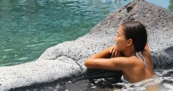 Jacuzzi al resort Spa wellness - donna rilassante nella vasca idromassaggio piscina idromassaggio — Video Stock