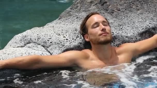 Spa wellness - om relaxare în cadă cu hidromasaj jacuzzi jacuzzi în aer liber stațiune de lux — Videoclip de stoc