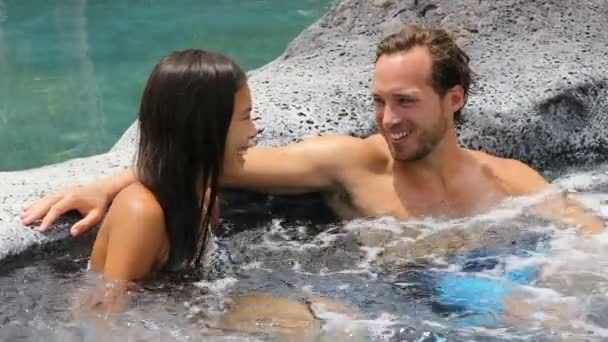 Romantisch paar ontspannen samen in hot tub whirlpool jacuzzi luxe resort — Stockvideo