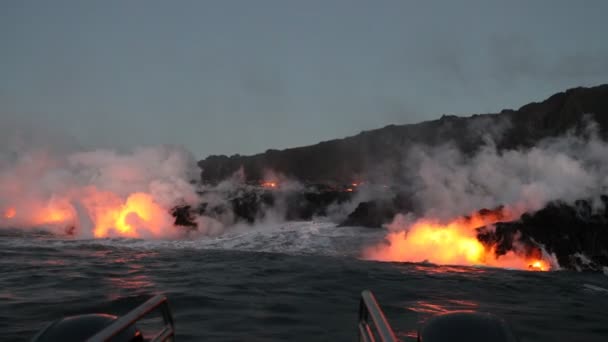 Hawaii Océano lava - lava fluyendo alcanza el océano en erupción del volcán Big Island — Vídeo de stock