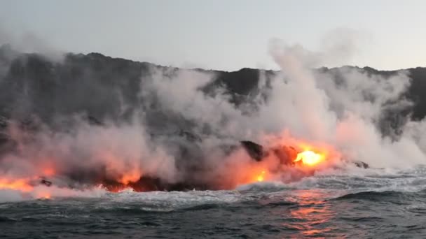 Lávový oceán - tekoucí láva do oceánu na Velkém ostrově, sopečná erupce na Havaji — Stock video