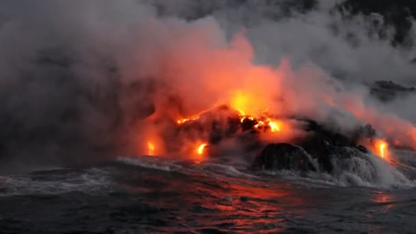 Lave coulant dans l'océan à partir de l'éruption de lave volcanique sur Big Island Hawaï — Video