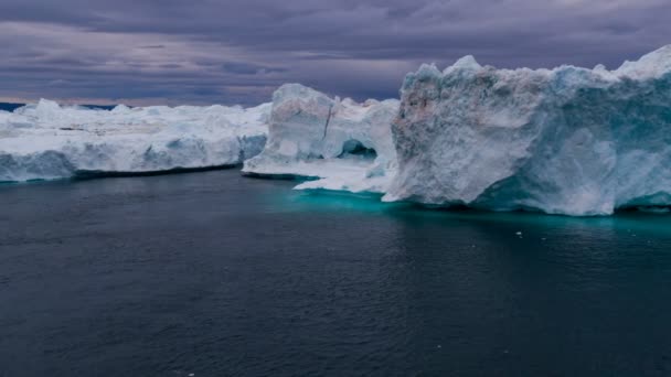 Zmiany klimatu i globalne ocieplenie - góry lodowe z topniejącego lodowca na fiordzie lodowym — Wideo stockowe