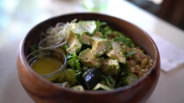 Sallad. Äta hälsosam läcker färsk mat. Sallad med avokado, majs, tomater, rostade grönsaker, gurka, kål etc. Smaklig och hälsosam vegetarisk måltid — Stockvideo