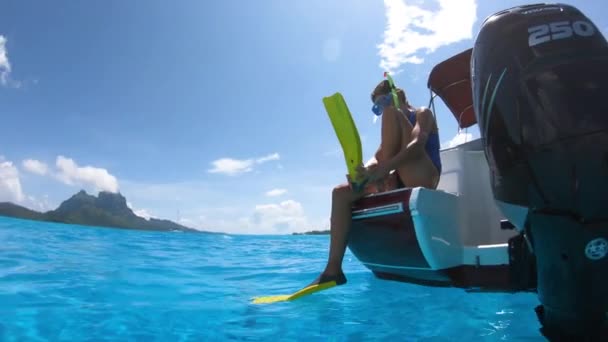 Snorkel dykning utflykt båttur från yacht lyx resor influencer gå simma i korallrev Tahiti, Franska Polynesien Bora Bora ön — Stockvideo