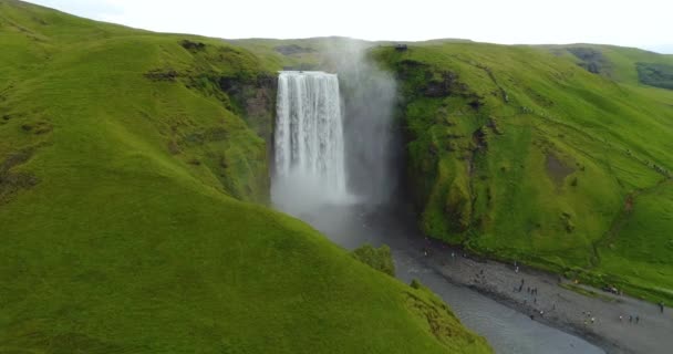 Skogafoss καταρράκτης στην Ισλανδία - εναέρια drone βίντεο του ισλανδικού τοπίου — Αρχείο Βίντεο