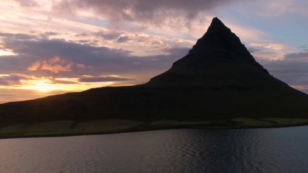 Drone antenn video av Island natur Kirkjufell bergslandskap vid solnedgången — Stockvideo