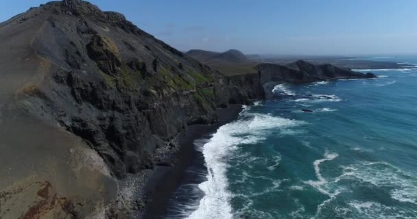 ไอซ์แลนด์โดรนวิดีโอทางอากาศของชายฝั่งที่น่าตื่นตาตื่นใจบนคาบสมุทรเรคยาเนส — วีดีโอสต็อก