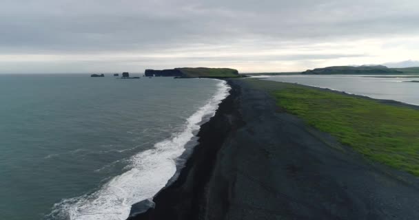 Drone vidéo aérienne de l'Islande célèbre plage de sable noir Reynisfjara avec des gens — Video