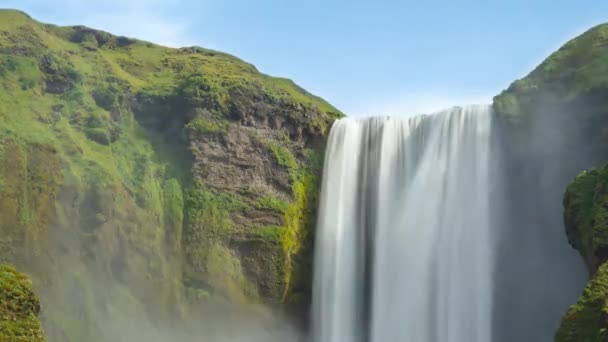 Wasserfall auf Island - berühmter Skogafoss in isländischer Naturlandschaft. — Stockvideo