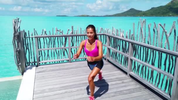 Fitness woman doing Alternating Reverse Lunges aka Backward Lunge or Back Leg Lunge. Asian athlete working out her leg muscles to tone butt and glutes with bodyweight core workout — Stok video