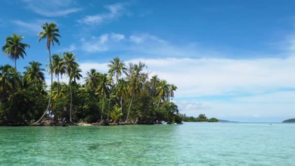 Bora Bora Franska Polynesien motu privat ö paradis. Resor semester ikon av tropisk strand holme med palmer. Turkos kristallklar lagun havsvatten på Getaway semester. — Stockvideo