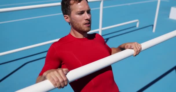 Síla trénink pull-up cvičení - fitness muž cvičení ve venkovní tělocvičně — Stock video