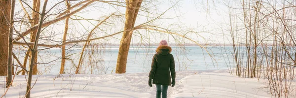 Χειμερινό δάσος με τα πόδια ενεργό γυναίκα περπάτημα στο χιόνι μονοπάτι εξωτερική φύση πανοραμική πανό. Υγιεινός τρόπος ζωής σε εξωτερικούς χώρους αναψυχής πανόραμα δραστηριότητα — Φωτογραφία Αρχείου