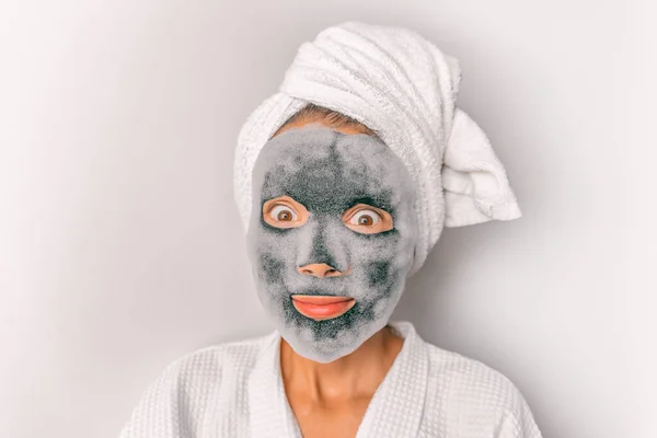 Kecantikan Korea wajah masker busa arang gelembung di rumah perawatan diri gadis asia menghapus sel kulit mati dengan kulit bahan kimia lembar wajah di kamar mandi — Stok Foto