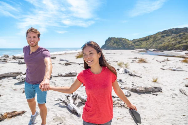 Coppia che cammina sulla spiaggia in Nuova Zelanda - persone a Ship Creek sulla costa occidentale della Nuova Zelanda. Coppia turistica visite turistiche calpestio sull'isola meridionale della Nuova Zelanda — Foto Stock