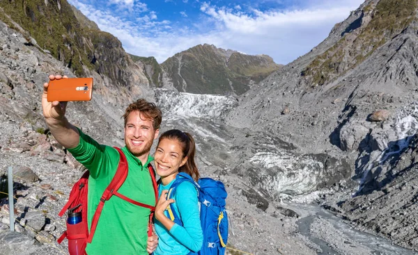 Selfie pareja tomando teléfono autorretrato en Nueva Zelanda por Franz Josef Glaciar — Foto de Stock