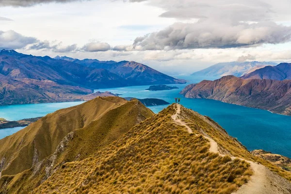 Nya Zeeland vandring människor på bergstopp Roys Peak njuter aktiv utomhus livsstil armar höjde jubel glad i Nya Zeeland naturlandskap, nära Wanaka, Otago, Sydön, Nya Zeeland — Stockfoto