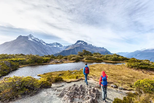 Güneşli bir günde Routeburn Pisti 'nde yürüyüş yapan çift. Key Summit Pisti 'nde sırt çantaları taşıyan yürüyüşçüler. İnsanlar Yeni Zelanda 'daki Fiordland Ulusal Parkı' nda tatildeler. — Stok fotoğraf