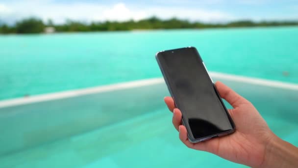 Primer plano de la pantalla del teléfono en la piscina. Mujer sosteniendo la pantalla del teléfono celular teléfono inteligente cerca de la piscina — Vídeos de Stock