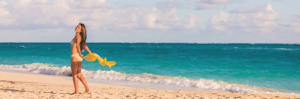 Luxury beach travel lato Karaiby tropikalne wakacje kobieta relaksujący wellness koncepcja baner panorama tło — Zdjęcie stockowe