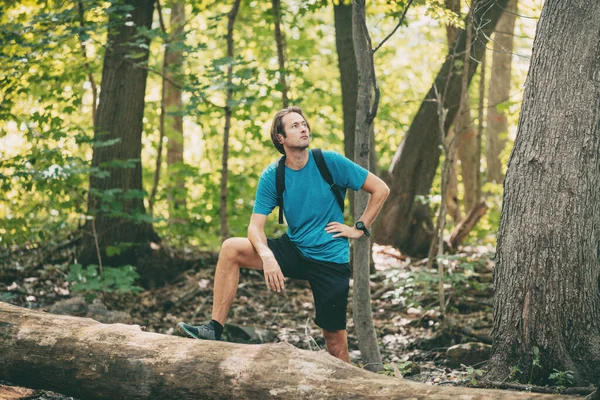 Vandring man vandrare promenader i skogen spår söker upp söker fågelskådning fritidsaktivitet i sommar natur Kanada — Stockfoto