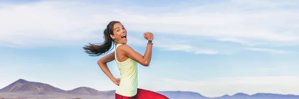 Szórakoztató fitness edzés személyi edző sportoló nő boldog, hogy bolond arc izgatott, miközben fut vicces motiválni. Gyakorlat kívül éget zsír képzés szabadtéri nyomvonal fut a természet banner — Stock Fotó