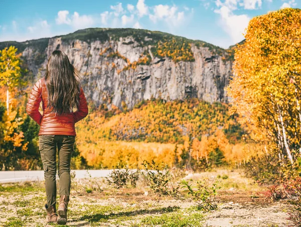 Autumn hike woman tourist walking in nature outdoor of Quebec travel fall destination Hautes Gorges de la Malbaie, Charlevoix, Canadá férias — Fotografia de Stock