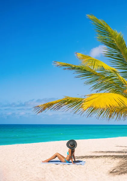 Turista de playa caribeña relajándose en Barbados, día de crucero. Mujer tomando el sol bronceándose bajo la palmera en la arena en la playa de Dover, famoso destino turístico tropical —  Fotos de Stock