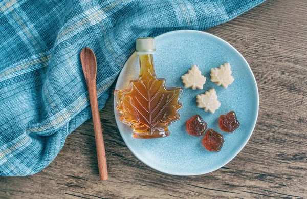 Maple syrup sugar shack restaurant cabin in Quebec, Canada. Typical local food of spring season, bottle and candy taffy rustic table top view canadian natural product. Kitchen cooking — Stock Photo, Image