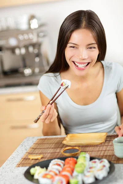 Mujer comiendo sushi maki — Foto de Stock