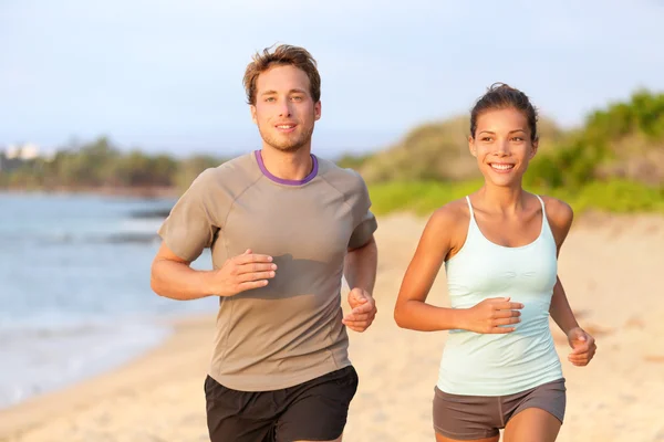 Casal jogging na praia — Fotografia de Stock