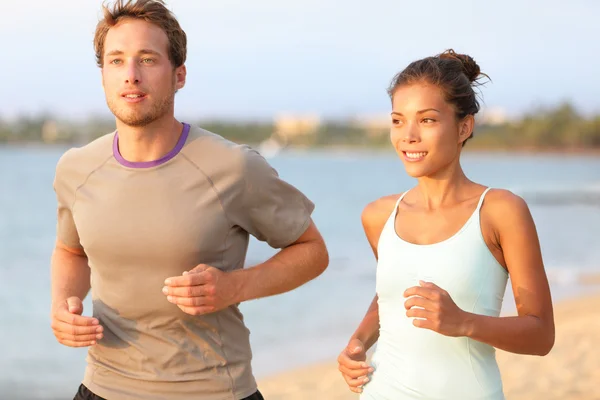 Coppia jogging sulla spiaggia estiva — Foto Stock