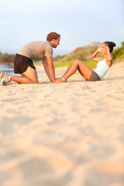 Couple working out on beach — Stock Photo, Image