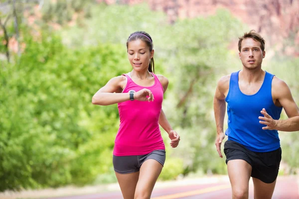 Running vrouw controleren tijd of puls — Stockfoto