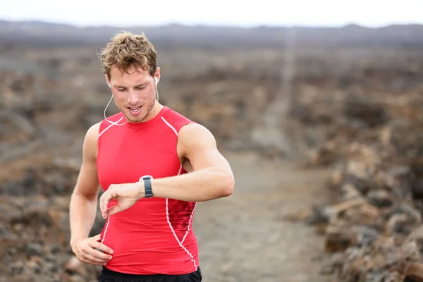 Courir en regardant le moniteur de fréquence cardiaque — Photo