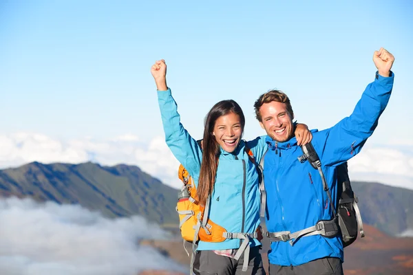 Gente de excursión en la parte superior — Foto de Stock