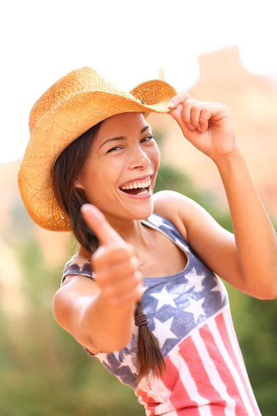 Cowgirl ger tummen upp på landsbygden — Stockfoto