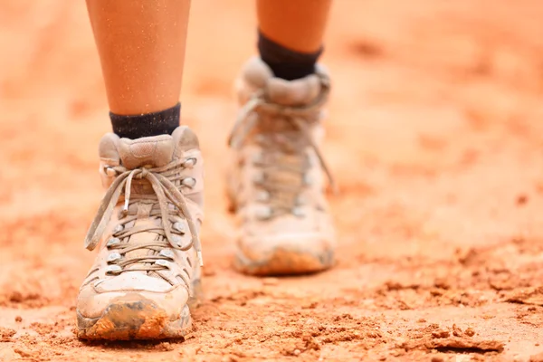 Primo piano di stivali da escursionista sporchi — Foto Stock